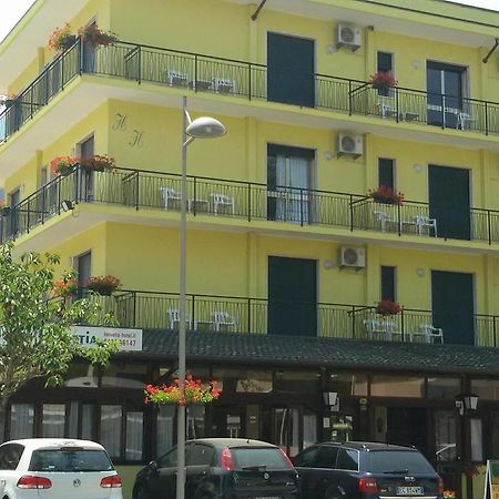 Hotel Helvetia Eraclea Mare Bagian luar foto