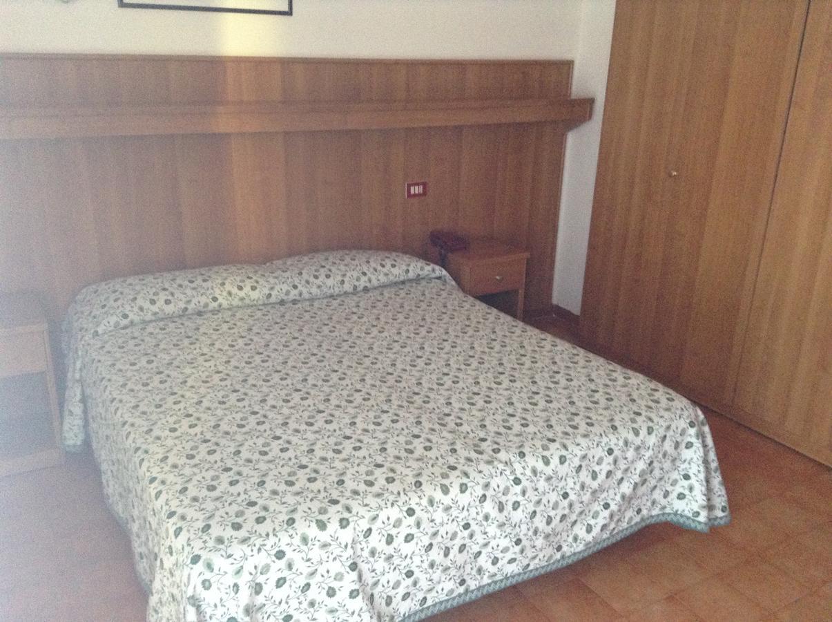 Hotel Helvetia Eraclea Mare Bagian luar foto