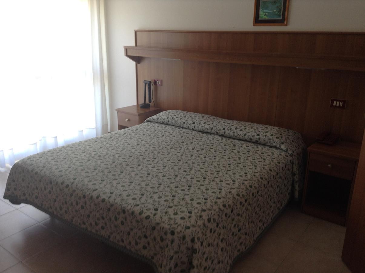 Hotel Helvetia Eraclea Mare Bagian luar foto